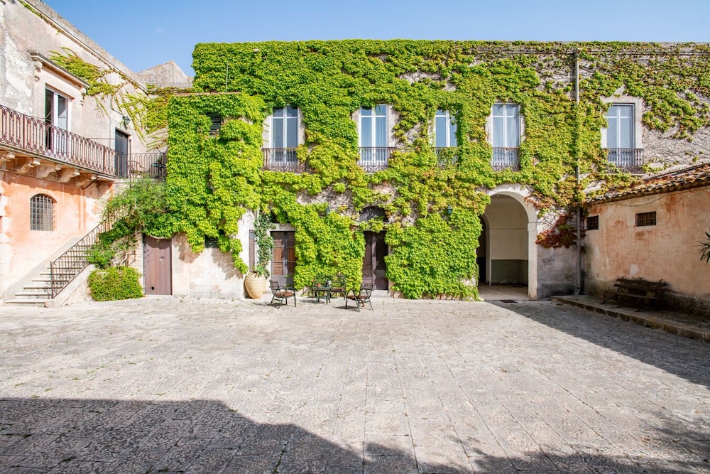 Villa Cutalia view 4