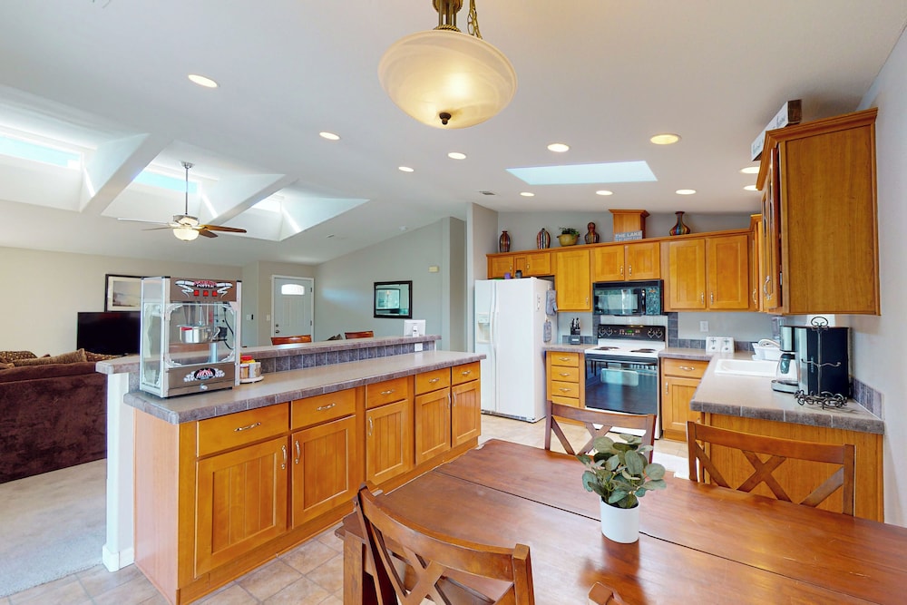 Exclusive 3BR w/ Pool, Hot Tub, W/d, & Clubhouse