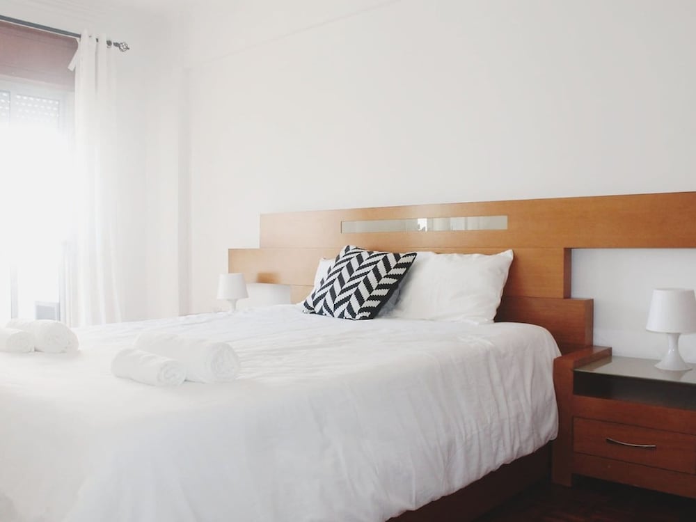 Room in Apartment - King Bedroom 1 In Sintra- Massamá Next To Train Station