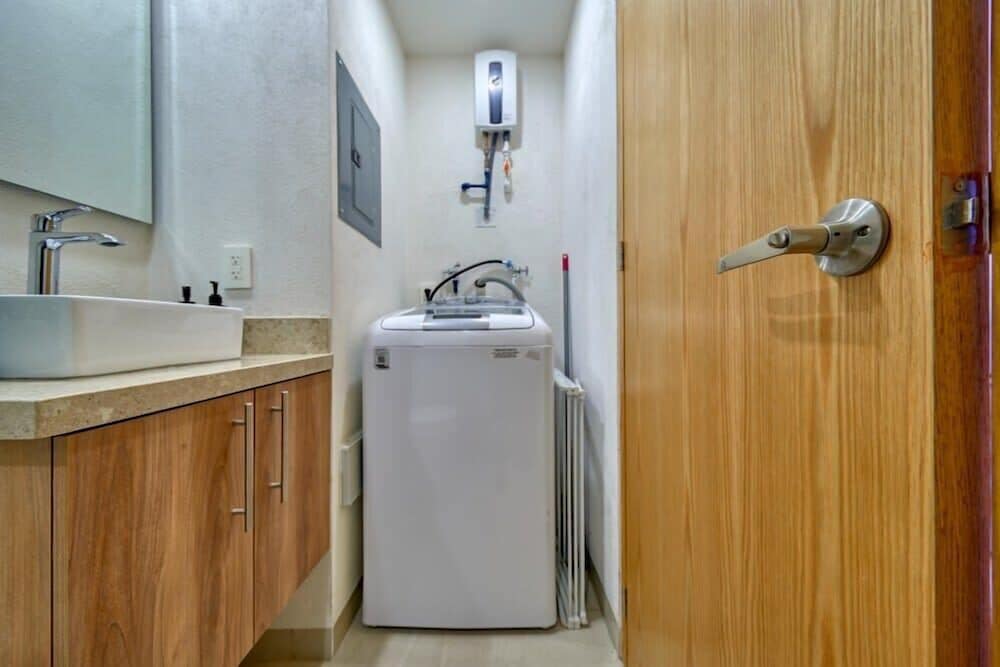 Cozy 1Br Apt - Pool - Gym - 2 Min to the Beach