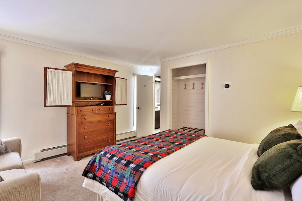 The Birch Ridge: Lace Room #3 - Queen Suite In Renovated Killington Lodge. Hot Tubs. 1 Bedroom Home view 2
