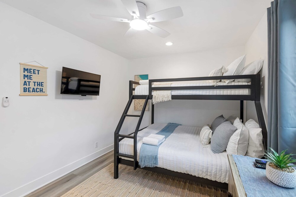 Steps From the Sand/boardwalk Outdoor Dining, Parking, and Patio in Newport