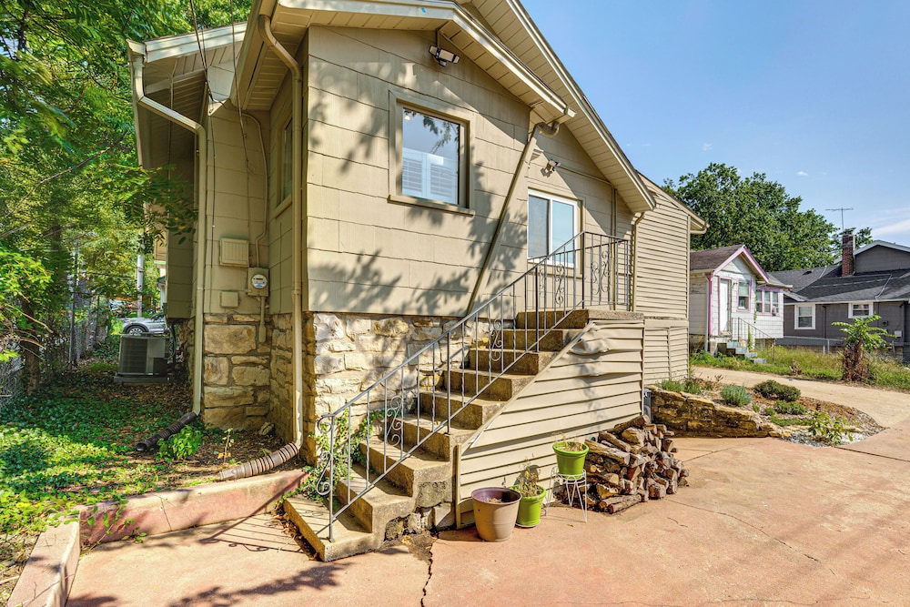 6 Mi to Arrowhead Stadium: Charming Home w/ Porch!