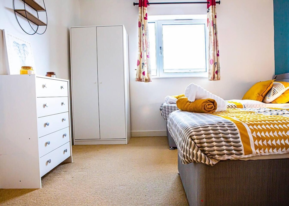 Inviting 2-bed Apartment in Wolverhampton view 5