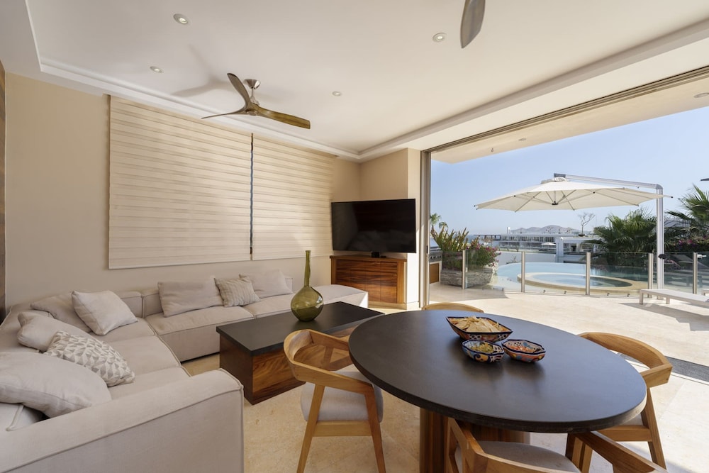 6 BR Huge Villa Steps To Beach Plus A Pool House