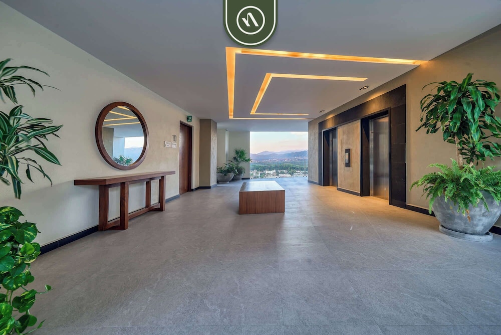 Luxury 2 BR Condo Near Golf Courses and Marina