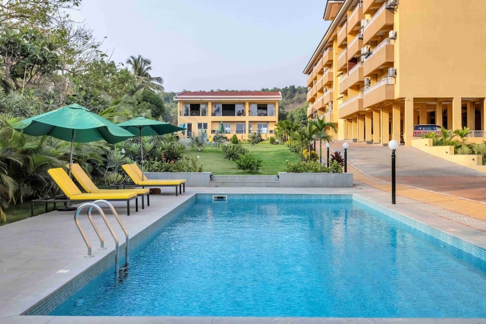 1bhk w Balcony and Pool - 5 Mins to Candolim Beach