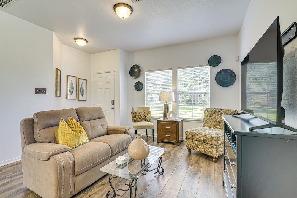 < 1 Block to Park: Family-friendly Houston Home!