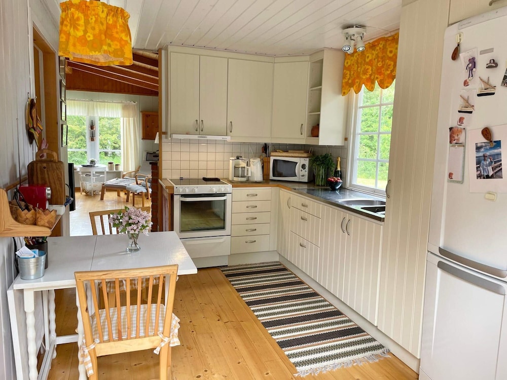 Cozy Seaside Getaway in Grankullavik
