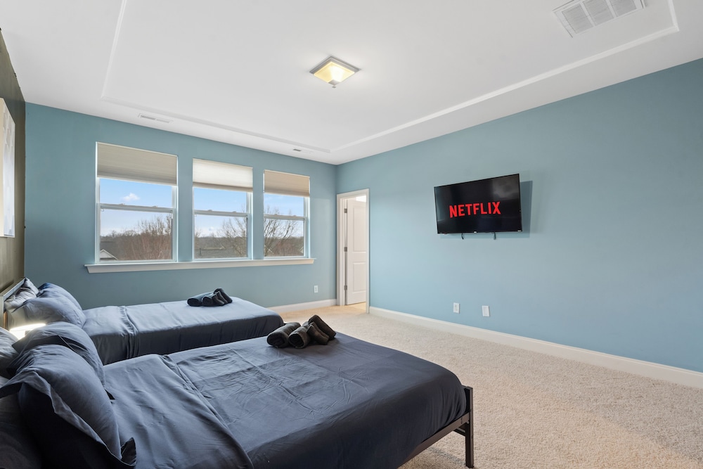 Luxe 3BR Townhouse in Camp North End