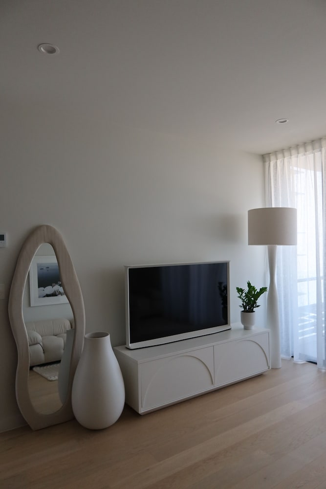 Luxury Palm Beach 1 BDR in The Village