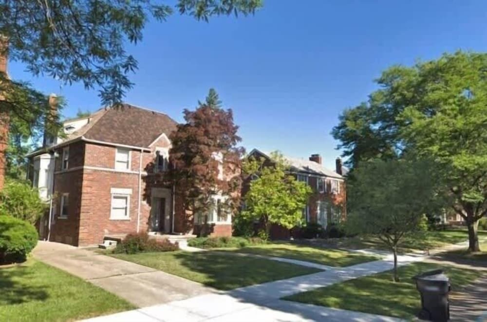 Spacious 5br Sleeps 10 University District 5 Bedroom Home