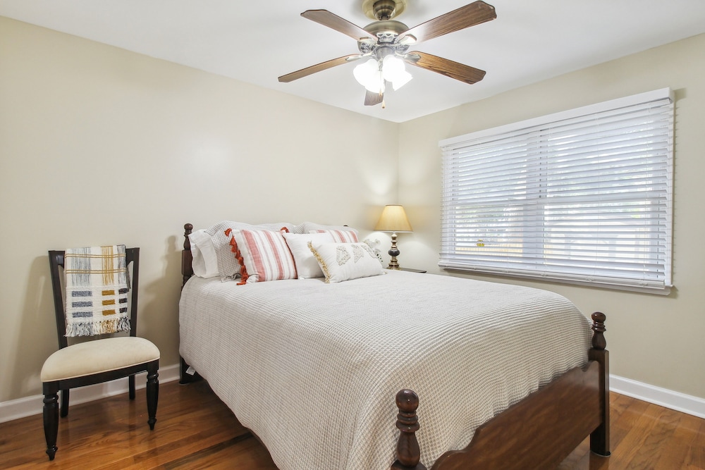 Savannah Home w/ Patio & Grill ~ 2 Mi to Downtown view 4