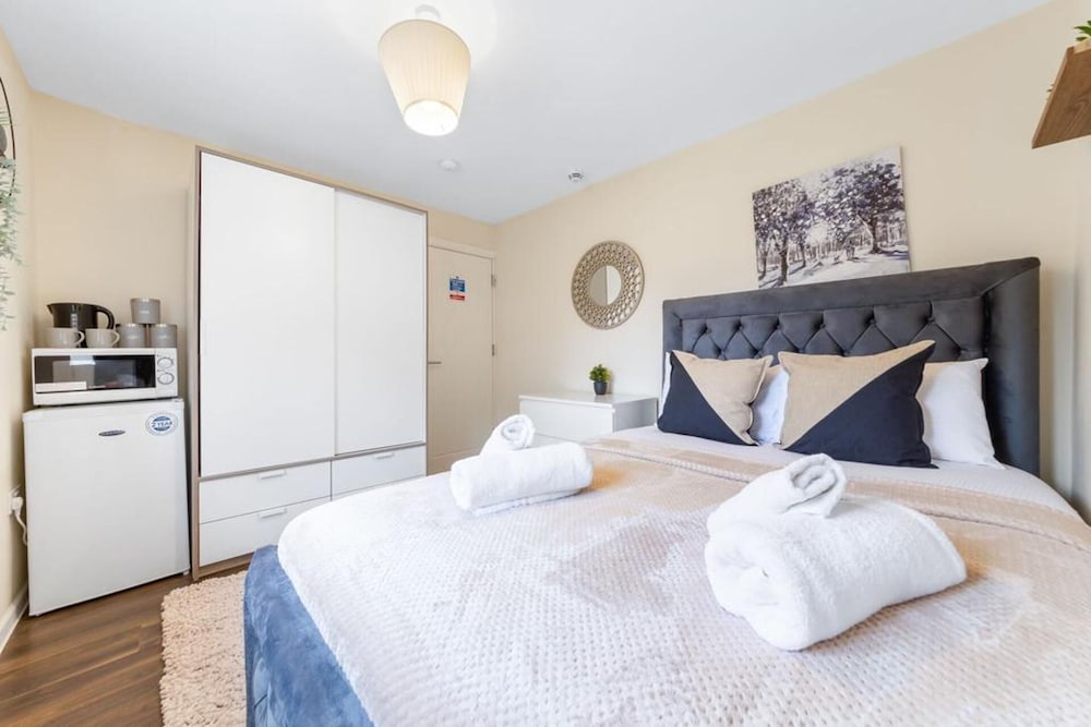 Stunning Double Bed Room In Isleworth TW7