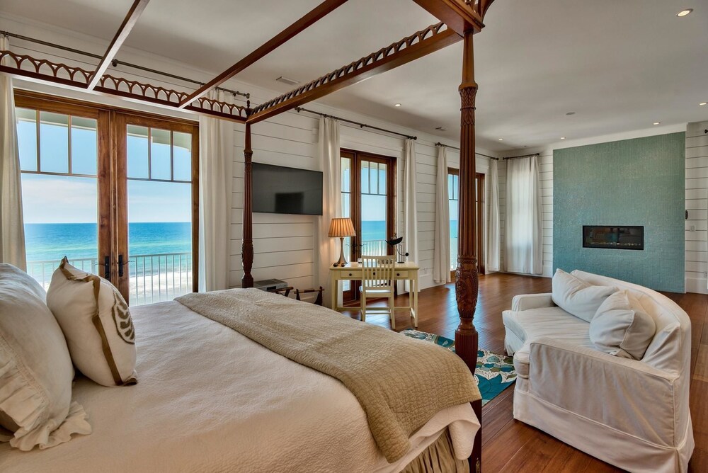 Tangled In Blue 5 Bedroom Holiday Home by Five Star Properties