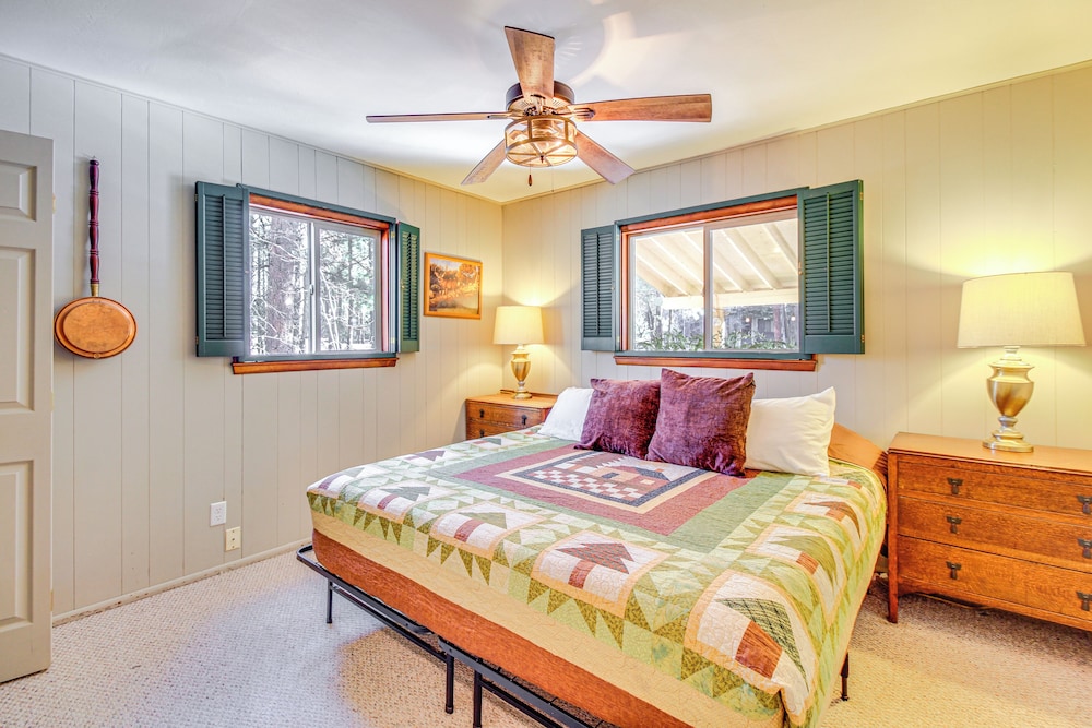 Secluded Cabin w/ Furnished Deck in Scenic Pinetop