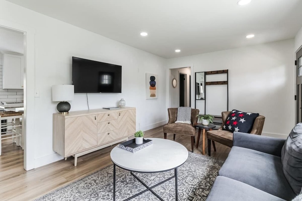 Chic Retreat Near Downtown Nashville 3 Bedroom Home by RedAwning