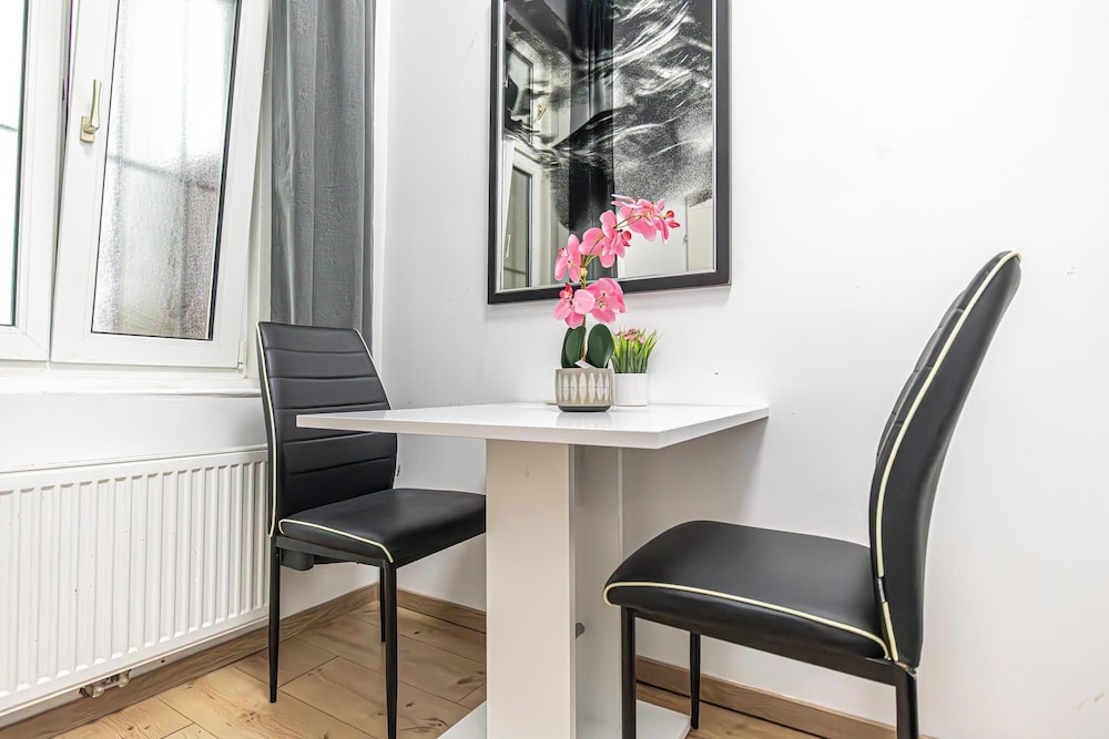 Spacious 5BR Apt Close to Augarten