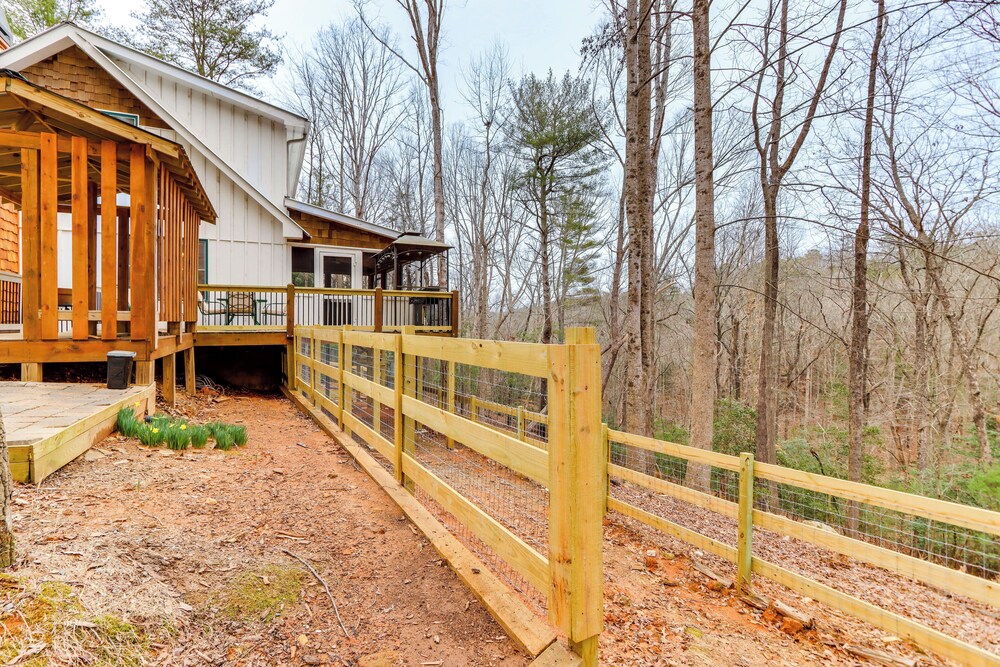 Cozy Ellijay Cabin: Hot Tub, Yard, & Resort Access