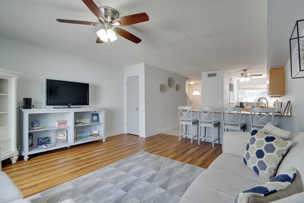 < Half Mi to Gulf: Biloxi Condo w/ Patio!
