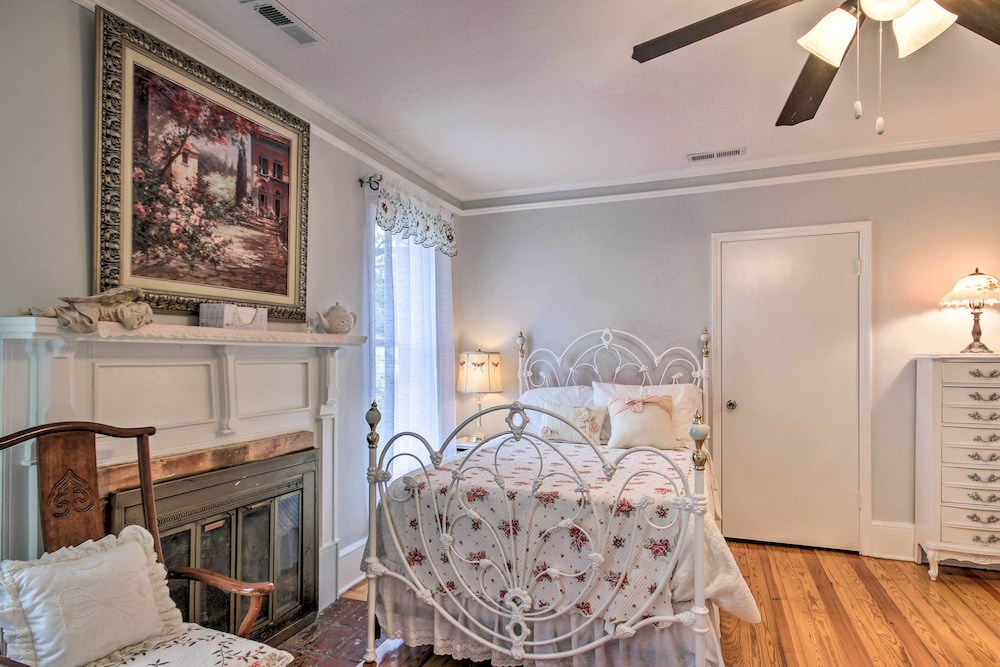 2 Mi to Lake Hartwell: Charming Southern Cottage view 2