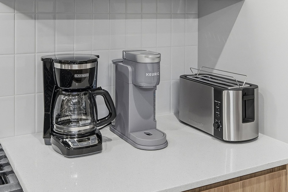 Chic 2BR Apartment in Edgewater Modern Comfort