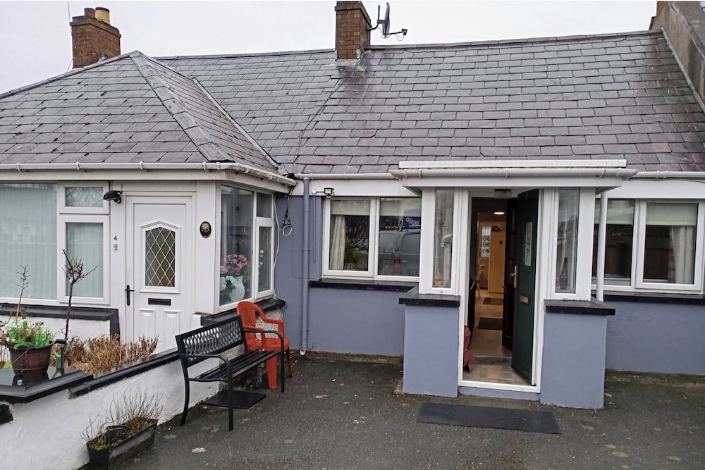Cosy Cottage- Sleeps 4, Free Parking & Golf Nearby