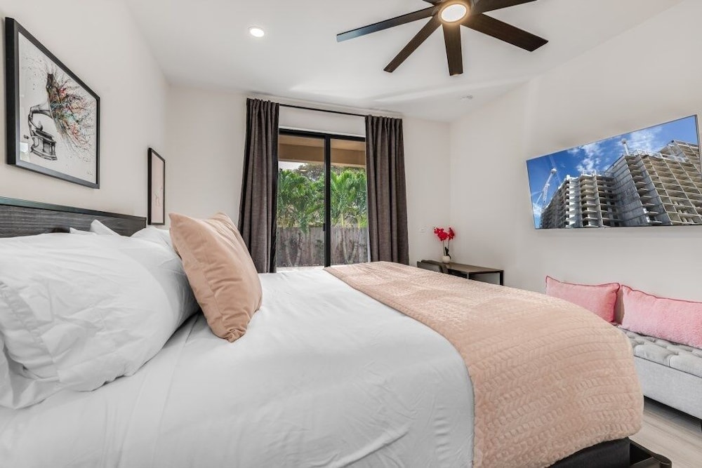 Fox Sonata Downtown Pool House 3 Bedroom Home