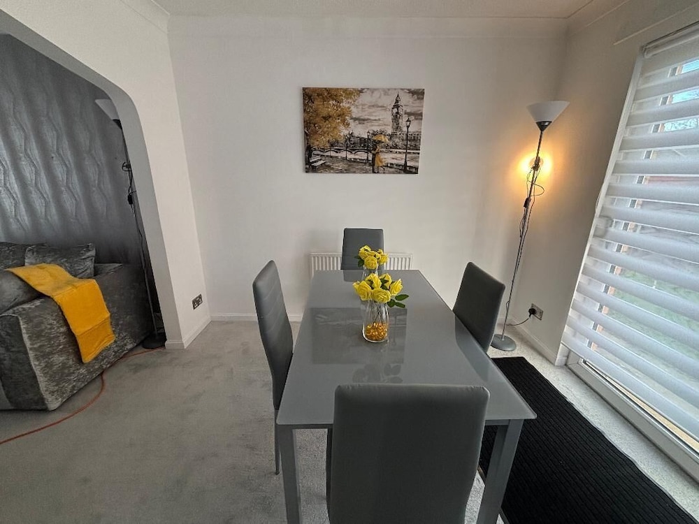 130m2 New House 2024 - 3 Bedrooms - Free Fast Wifi - Free off Street Parking
