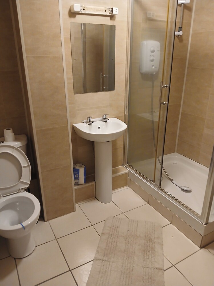 Galway 2-bed Apt, Sleeps 4, 5-min Walk to Station