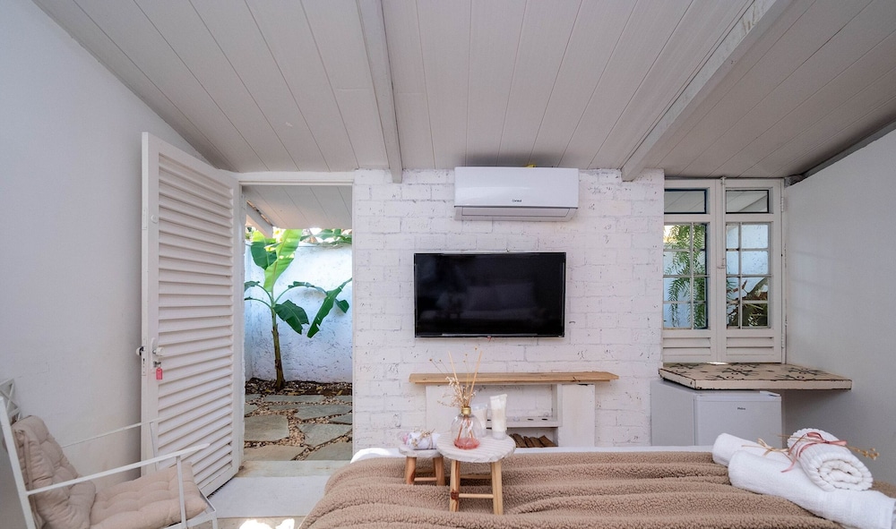 Cozy Lakefront Suites RGB
