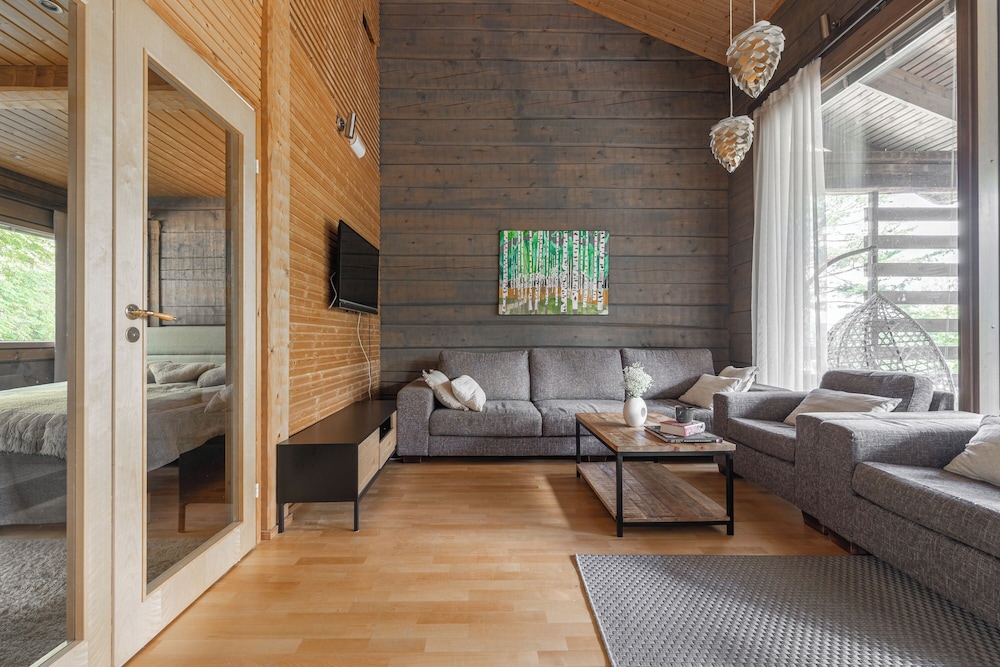Scenic Lakeside Cabin in Tahko - Hot Tub