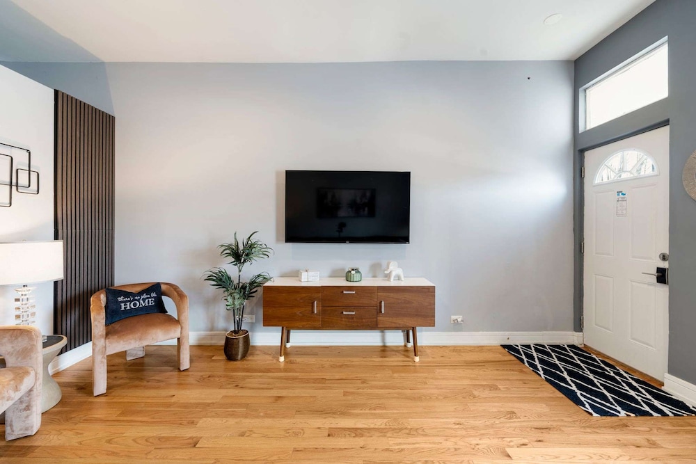 Cozy 2 Bed Home by West Loop With Parking Laundry
