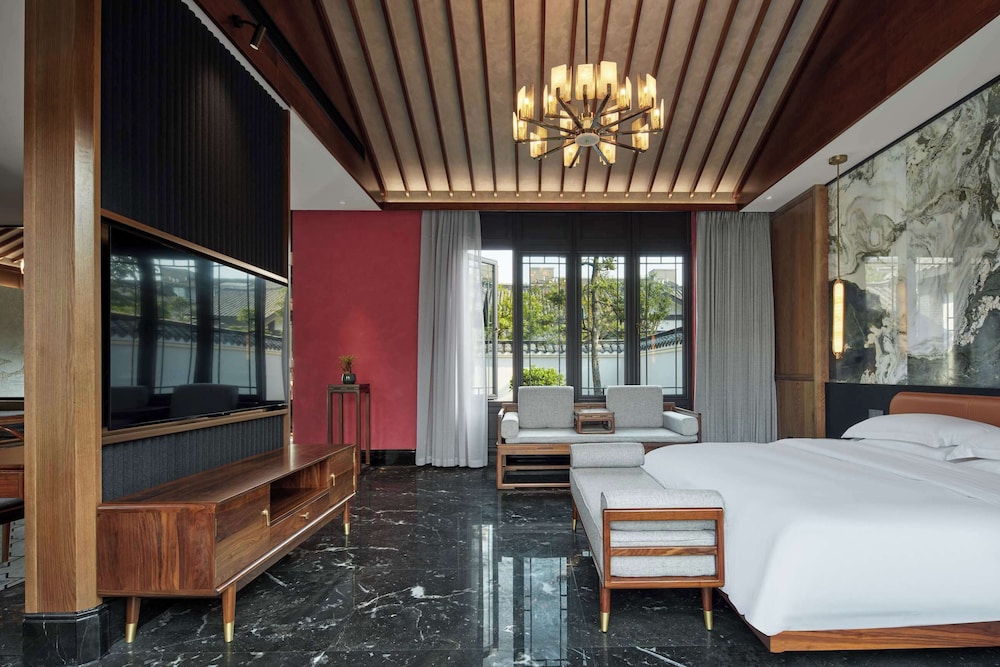 MOONRISE HOTELS & RESORTS