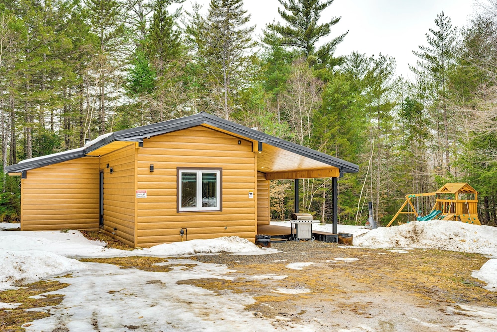 Porch & 1-acre Yard: White Mountains Hideaway