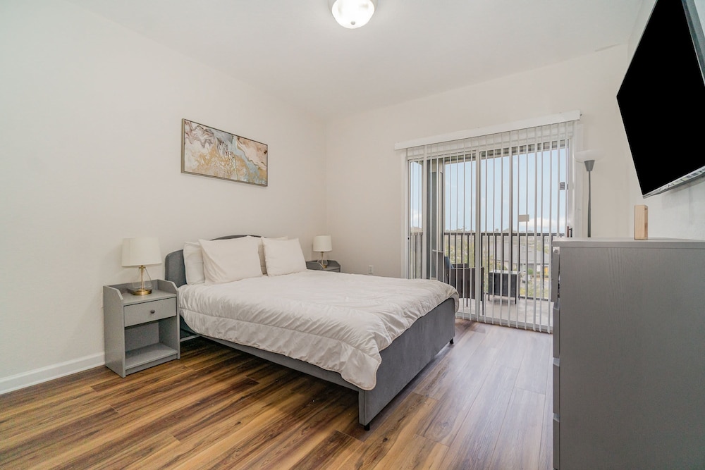 Upstay Modern 3BR Condo Pool Patio Near Disney