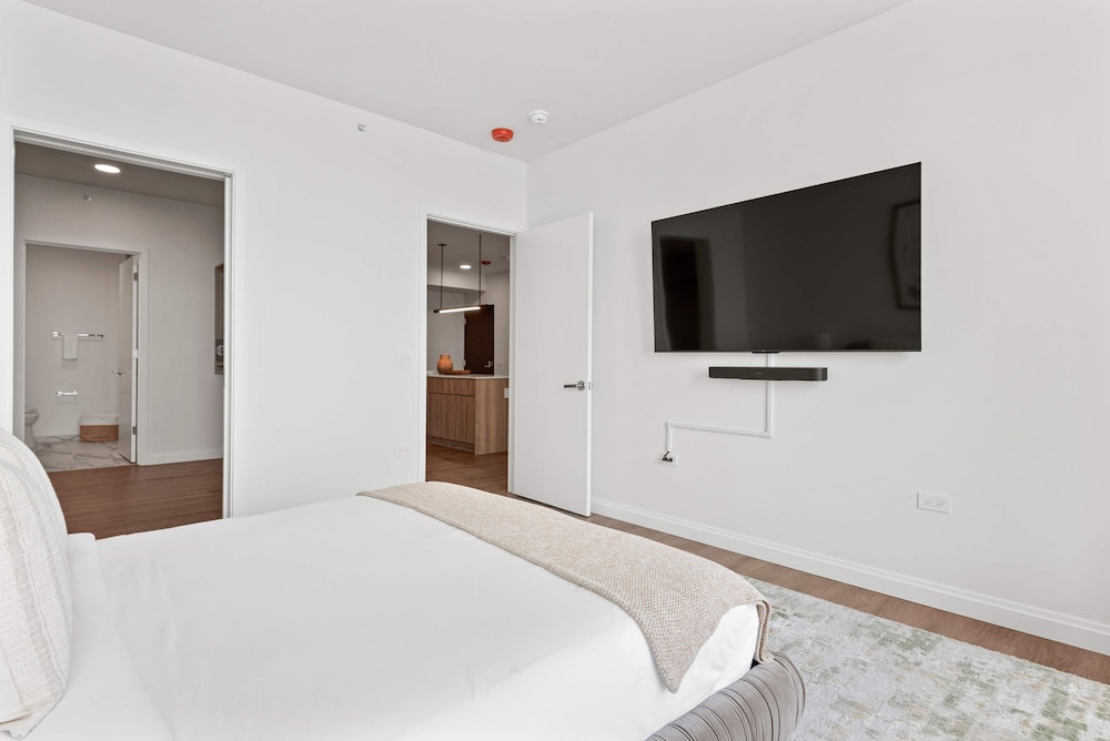 High-rise 65 Fl Apt w Lux Amenities Lake Views