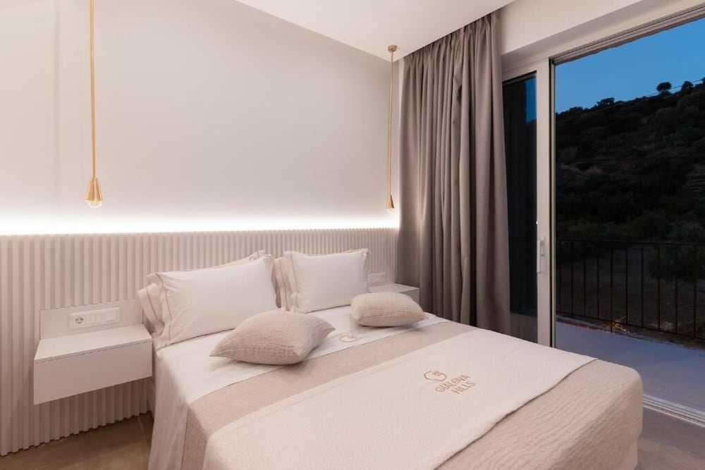 Gialova Hills 8