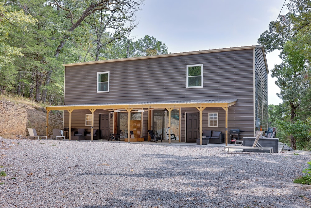 Duplex w/ Furnished Patio Near Lake Ouachita!
