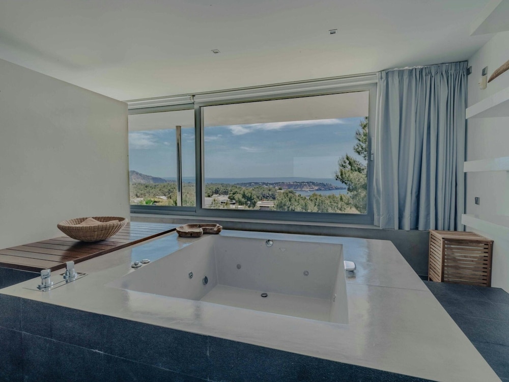 Holiday Home With Whirlpool Bathtub