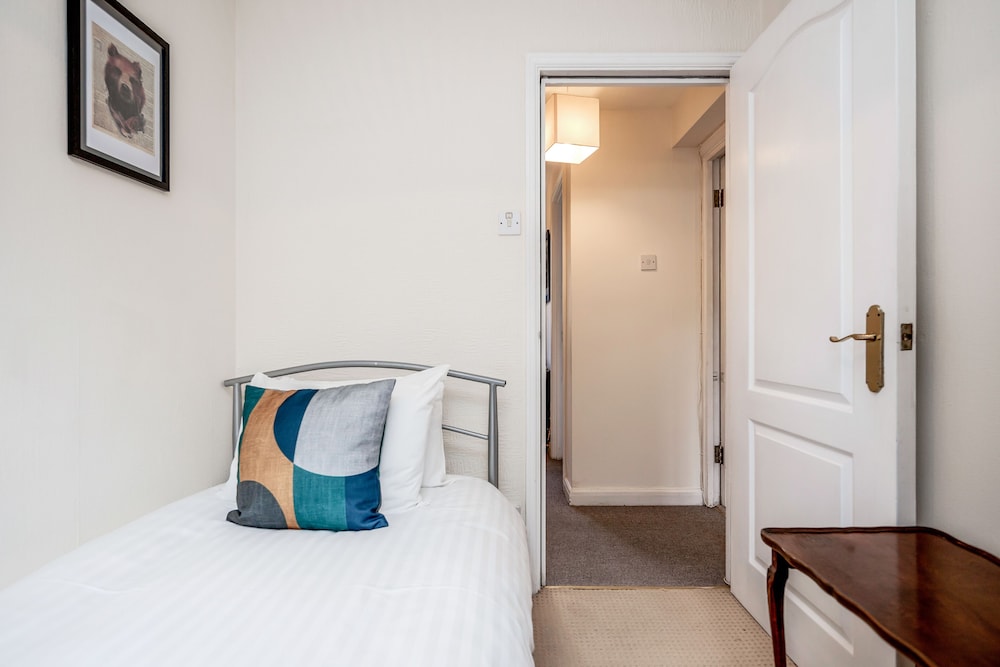 Karah Suites - The Galleria 2 view 3