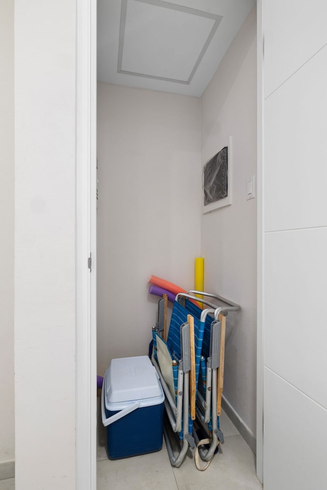 1BR Gold Coast Pools Tennis Gym Security
