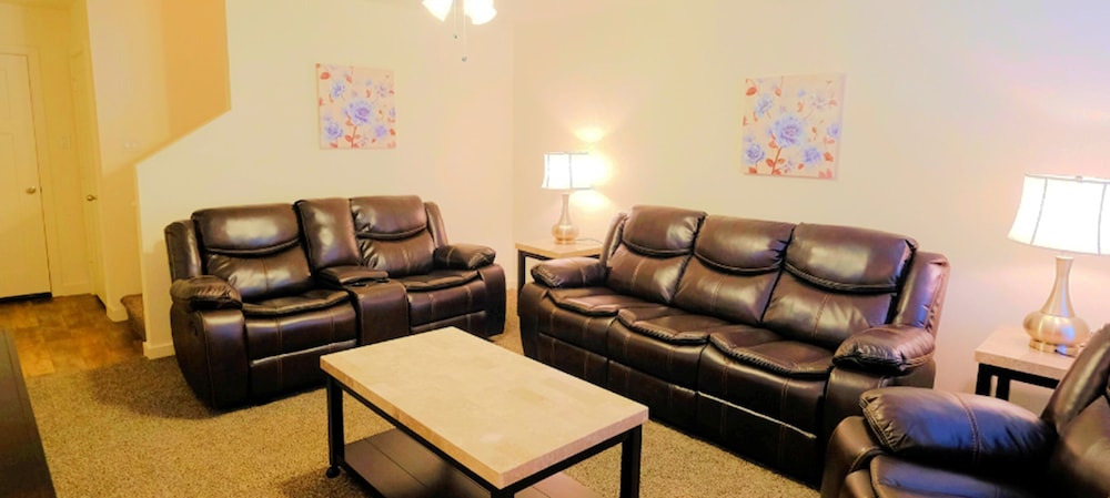 3Bdrm 2Bath 4Beds - 3 STORY NORTH HOU - Image 1