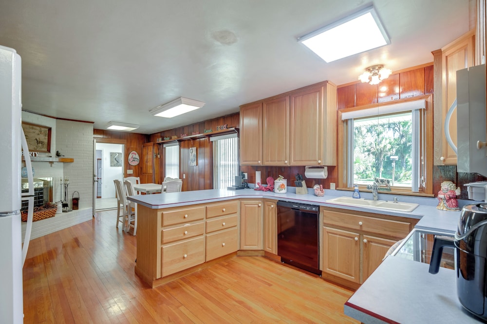 Private 3-acre Retreat w/ Game Room in Bunnell!