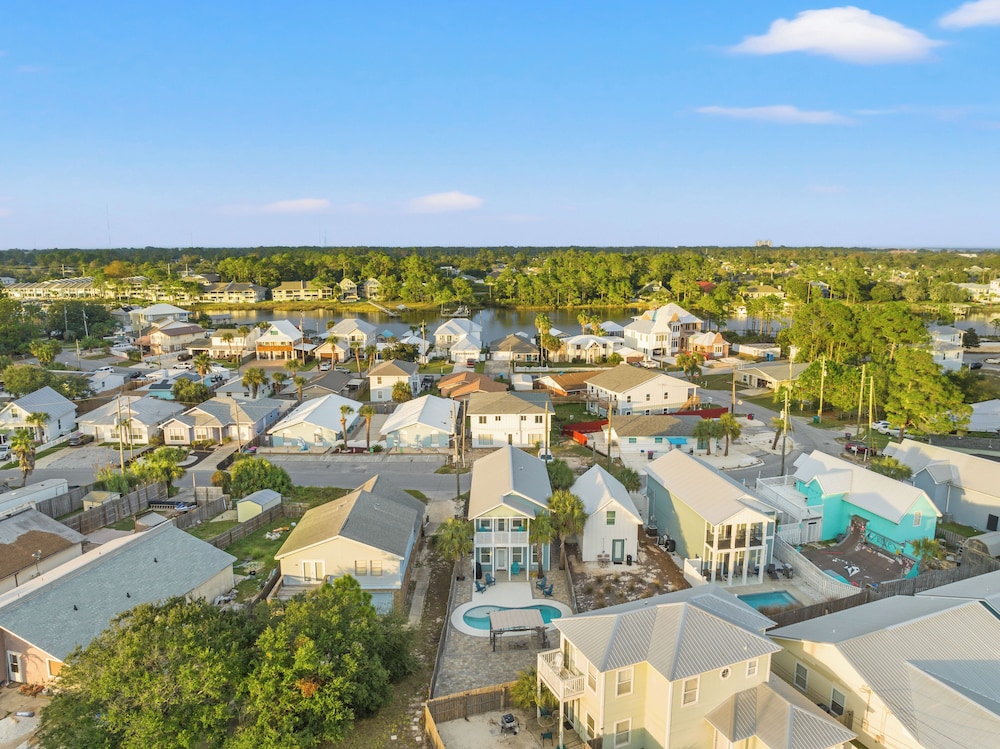 Spacious 4-bed, 3-bath Beach House Sleeps 12 for the Perfect Getaway