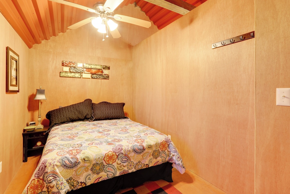 3 Mi to Greers Ferry Lake: Peaceful Cabin w/ Deck!
