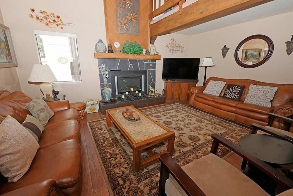 1240 Timber Lane 2 Bedroom Home by RedAwning