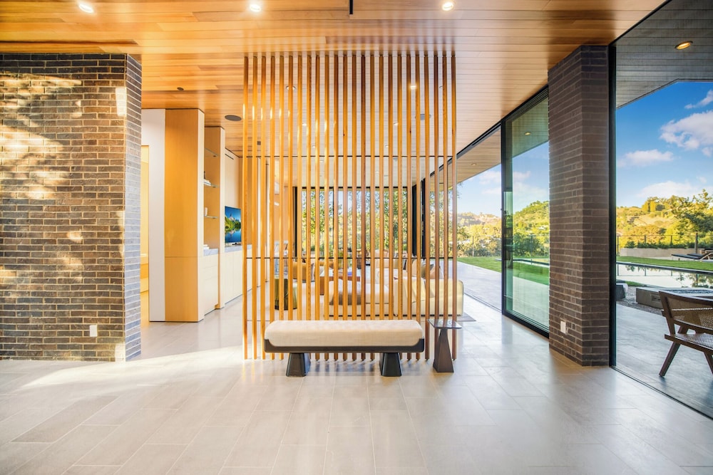Oak Pass Manor: Indoor-outdoor Luxury With Pool, Sauna & Panoramic Views