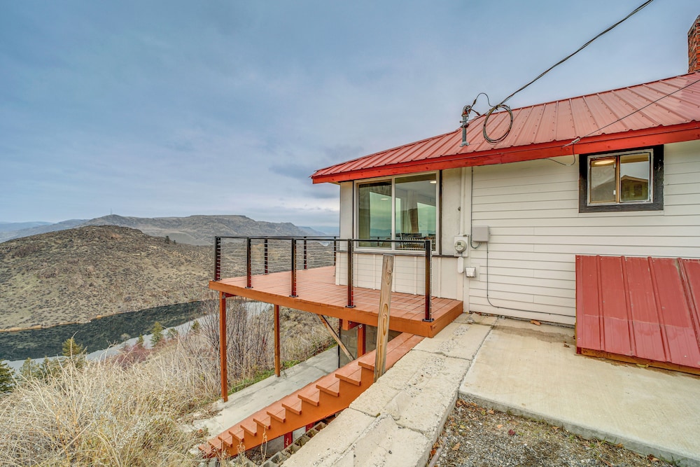 Cozy Grand Coulee Home w/ Deck & Views! view 5