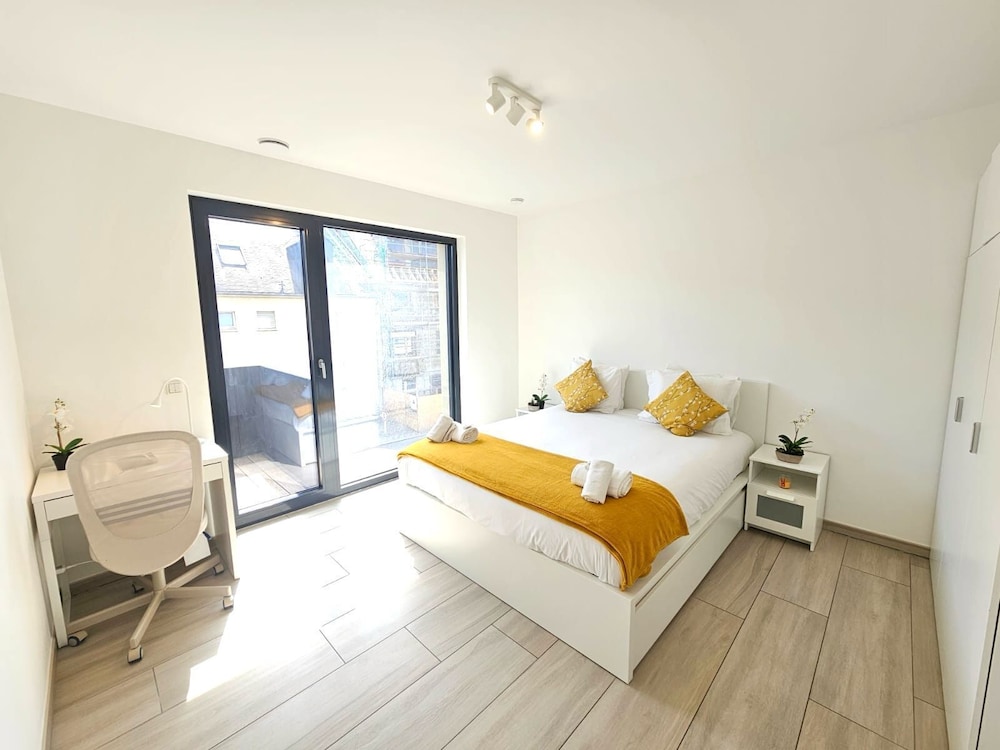 Stylish 3 BR with 2 terraces and parking